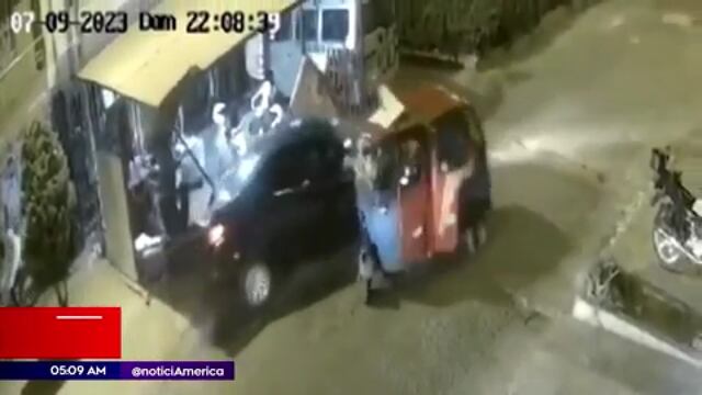 SJL: tres heridos deja choque de auto sin control contra casa y mototaxi | VIDEO