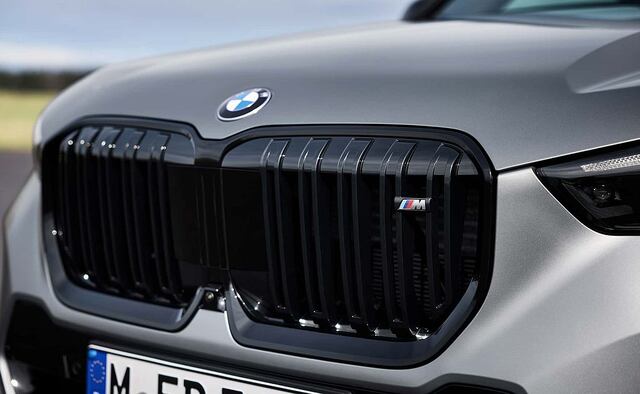 El paragolpes fue retocado para optimizar la resistencia al aire y la refrigeración de la mecánica con grandes tomas de aire.