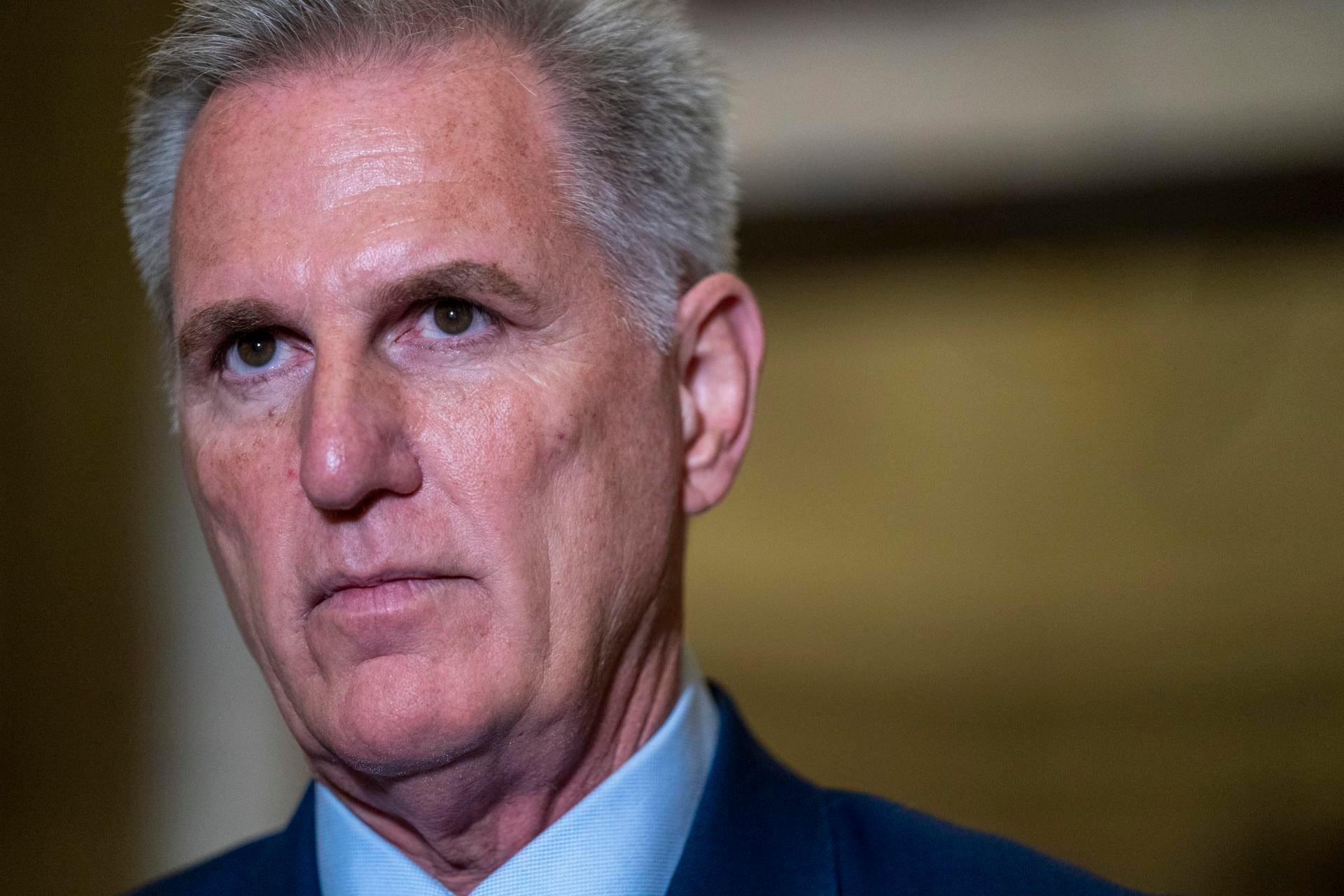 El presidente de la Cámara dew Representantes de Estados Unidos, Kevin McCarthy, anuncia el lanzamiento de una investigación formal de juicio político contra el presidente Joe Biden. (EFE/EPA/SHAWN THEW).