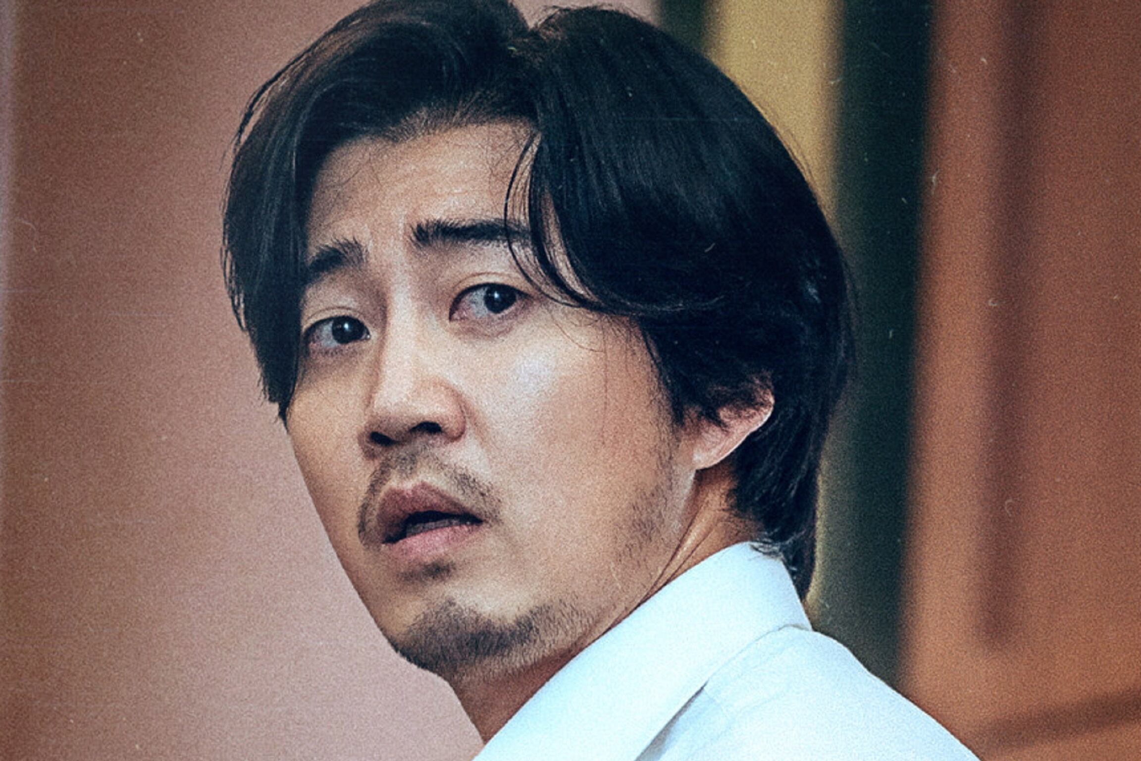 Koo Sang-jun (Yoon Kye-sang) lo perdió todo después de que un asesino cometió un crimen en su hotel en la serie "Nadie en el bosque" (Foto: Netflix)