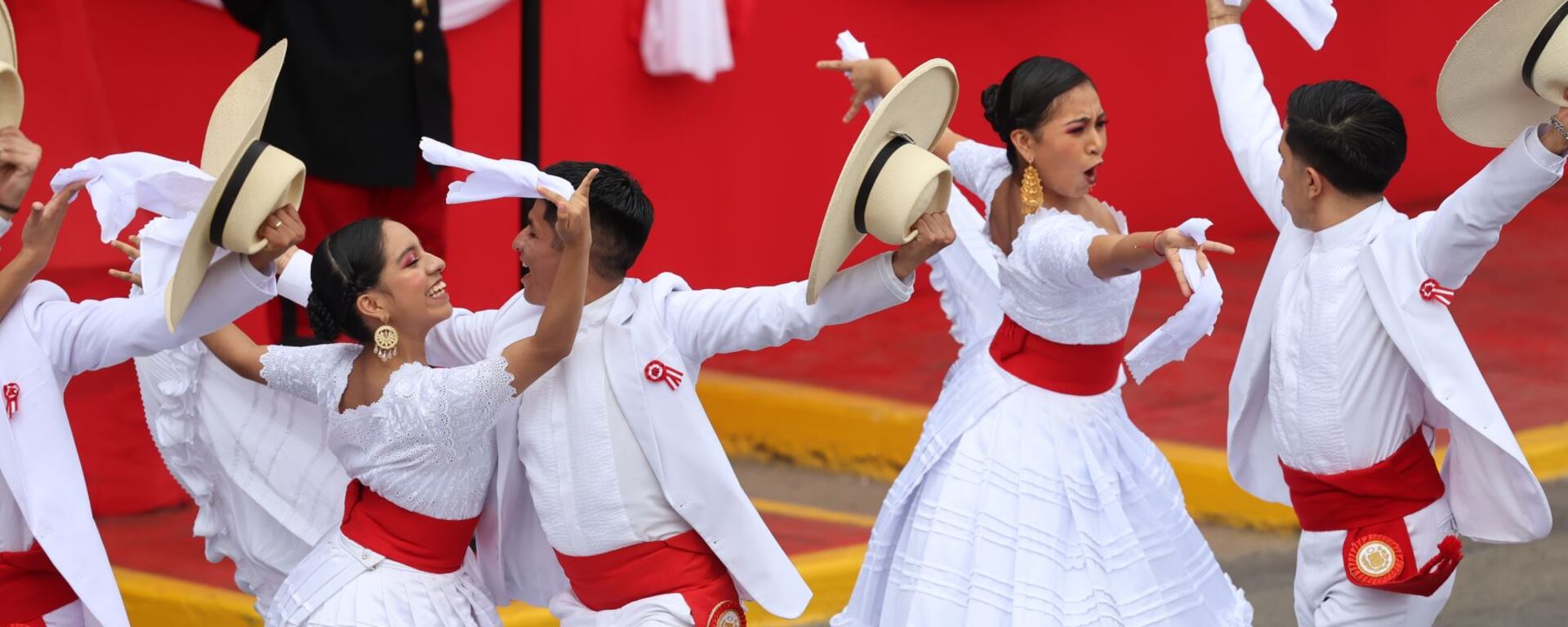 La crónica del desfile militar que duró más de cinco horas y llenó de color y patriotismo la Av. Brasil | FOTOS y VIDEOS