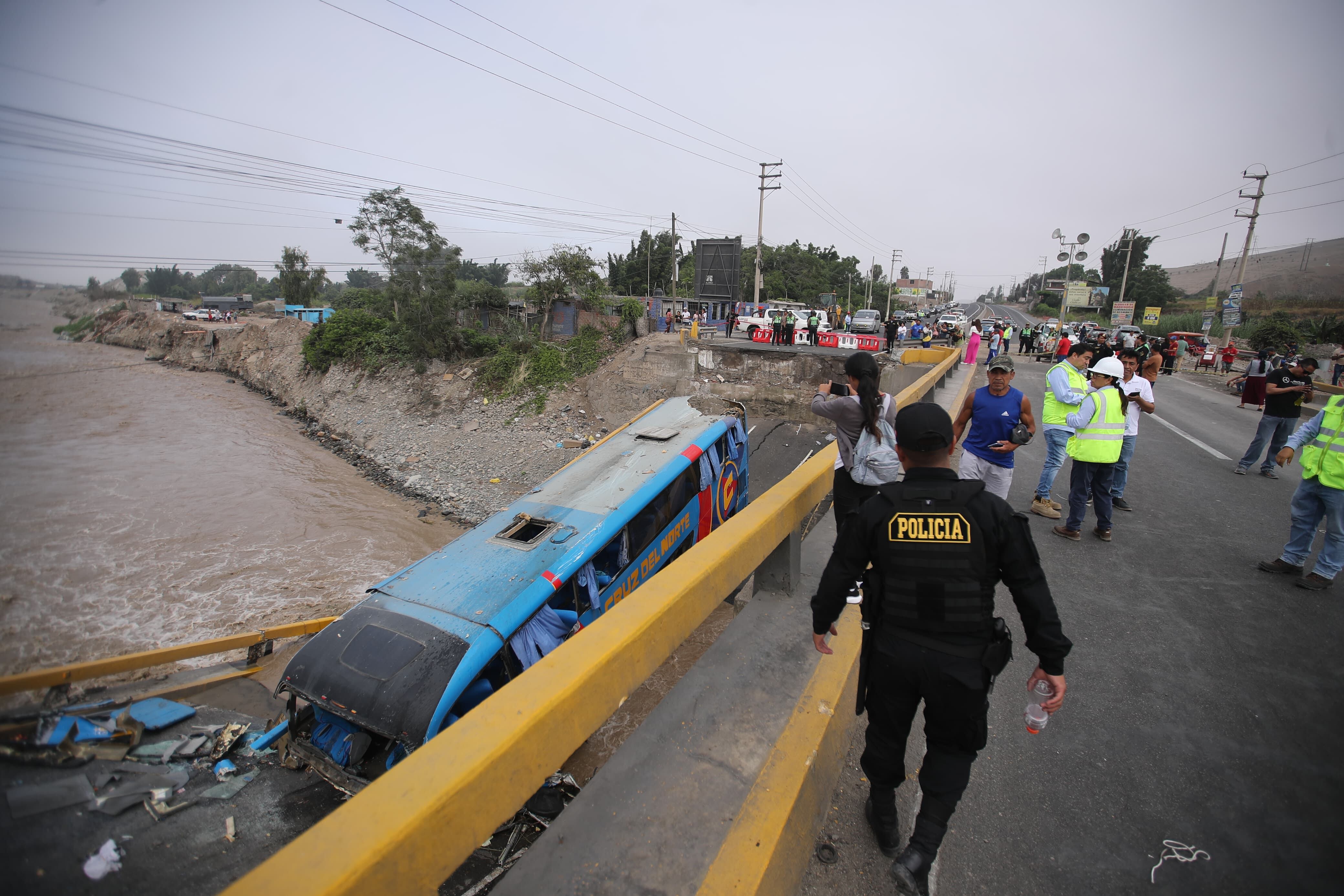 La caída de un bus al río Chancay tras el colapso de un puente cobró la vida de una tercera persona. (Foto: Antonio Melgarejo / @photo.gec)
