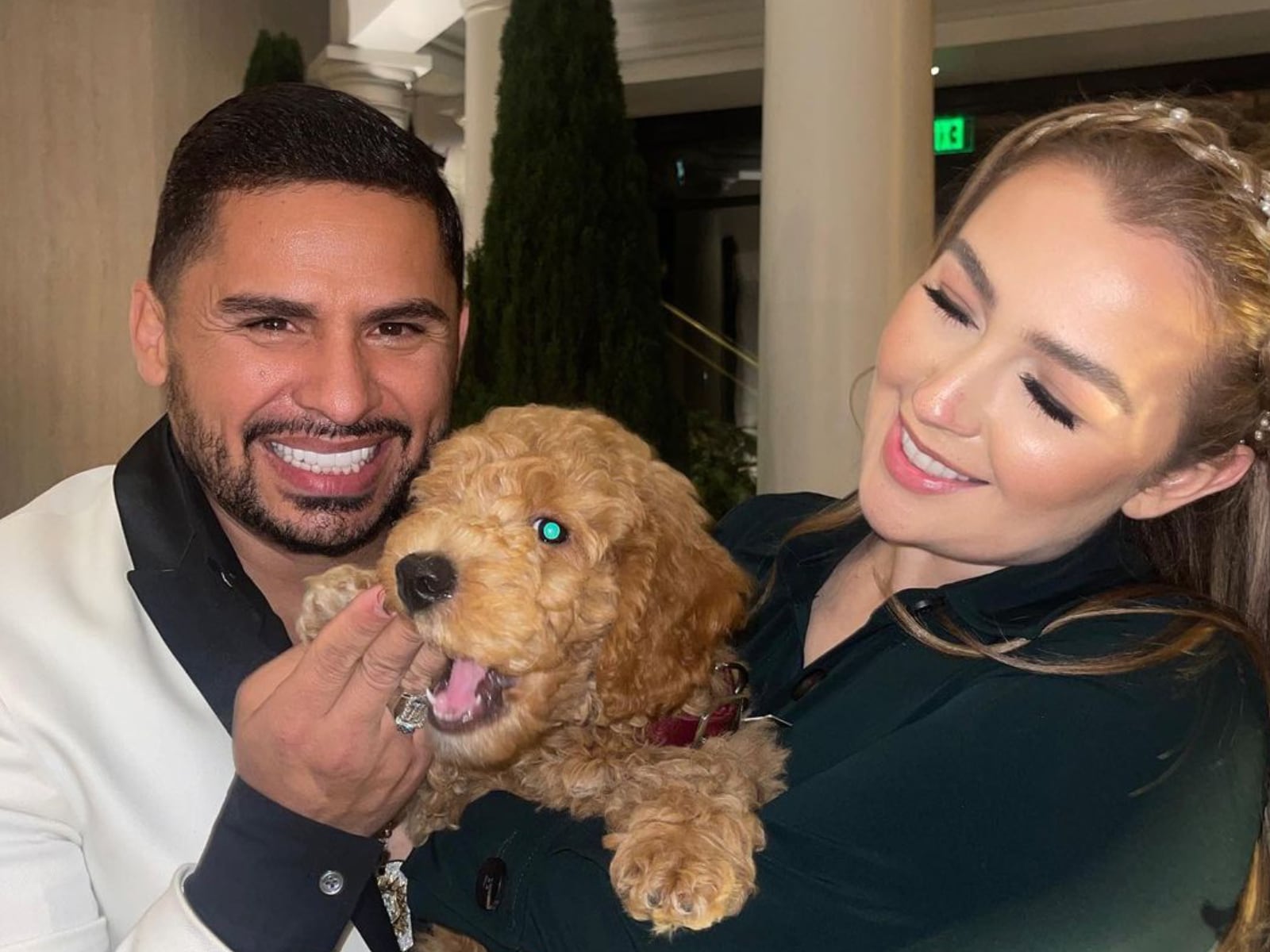 Larry Hernández y su esposa Kenia Ontiveros disfrutando de un buen comento que compartieron en redes sociales (Foto: Larry Hernández / Instagram)