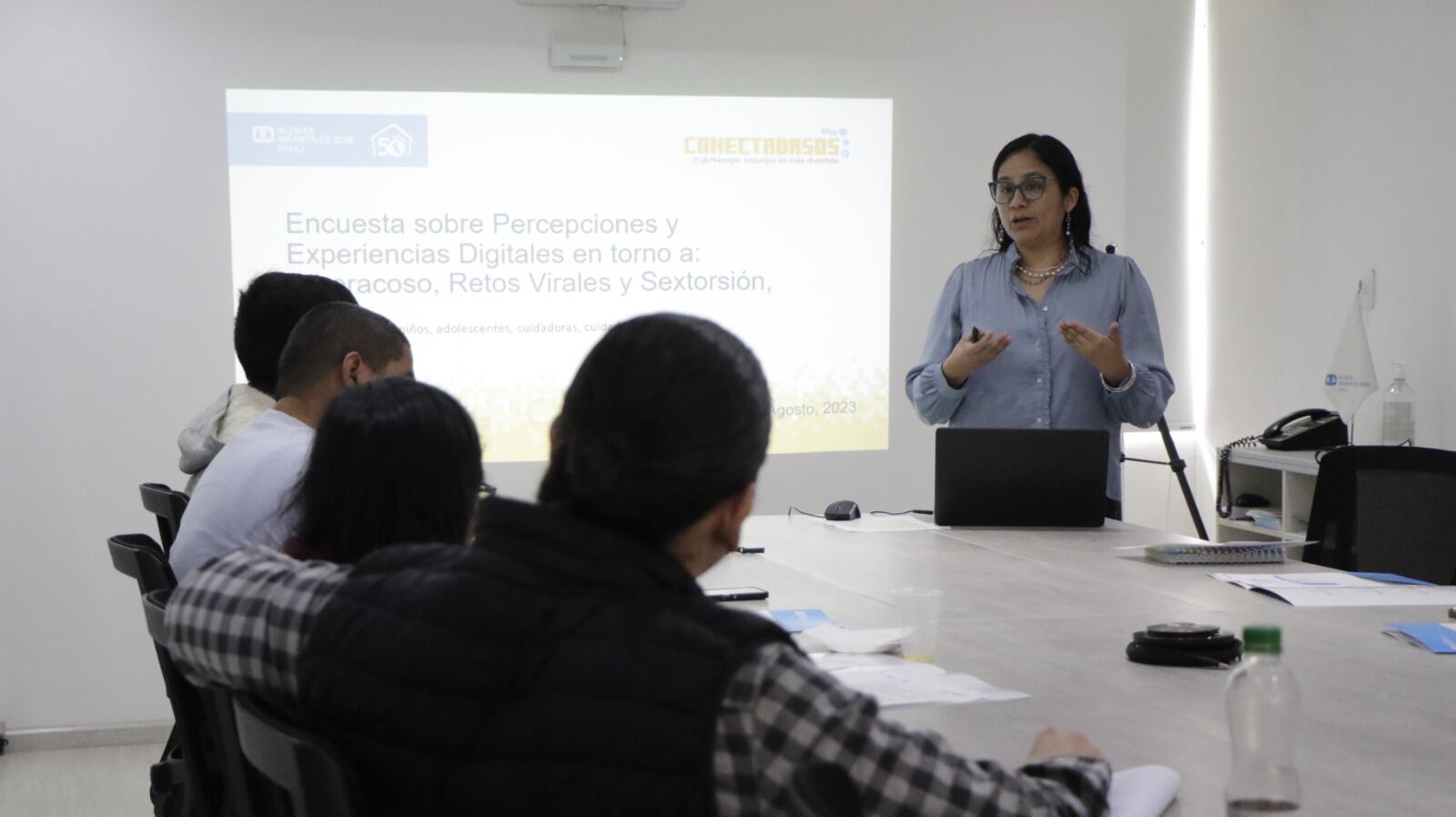 El equipo Aldeas Infantiles SOS Perú brindó a El Comercio los resultados de su última encuesta a estudiantes, padres de familia y docentes. Foto: Aldeas Infantiles.