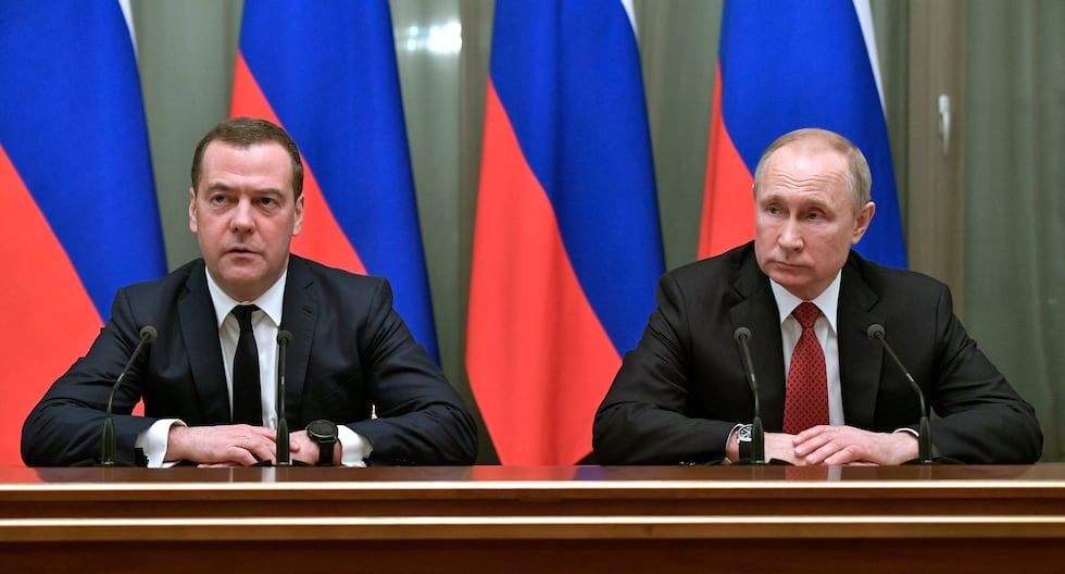 El presidente ruso, Vladimir Putin, a la derecha, y el primer ministro ruso, Dmitri Medvedev, en Moscú el 15 de enero de 2020. (Alexei Nikolsky/AP).
