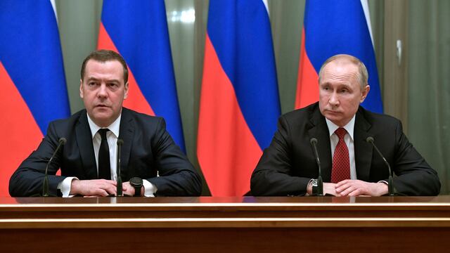 El presidente ruso, Vladimir Putin, a la derecha, y el primer ministro ruso, Dmitri Medvedev, en Moscú el 15 de enero de 2020. (Alexei Nikolsky/AP).