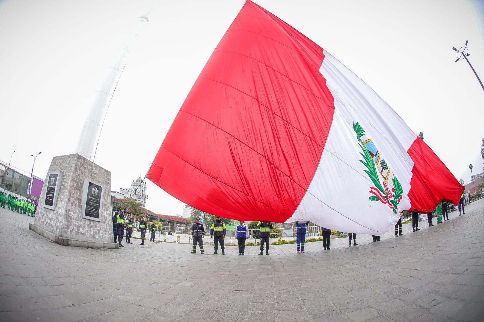 EL izamiento de la bandera se llevó a cabo en la Plaza Manco Cápac. (Foto: Municipalidad de La Victoria)