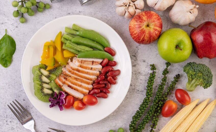 Exigirse al hacer ejercicio no debería convertirse en motivo para descuidar la salud. Una alimentación balanceada es indispensable para obtener mejores resultados. (Foto referencial: Freepik)