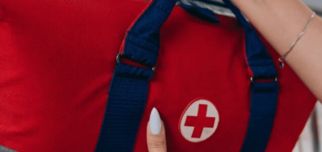 ¿Cuáles son los objetos que debe tener una mochila de emergencia durante la temporada de huracanes en USA?