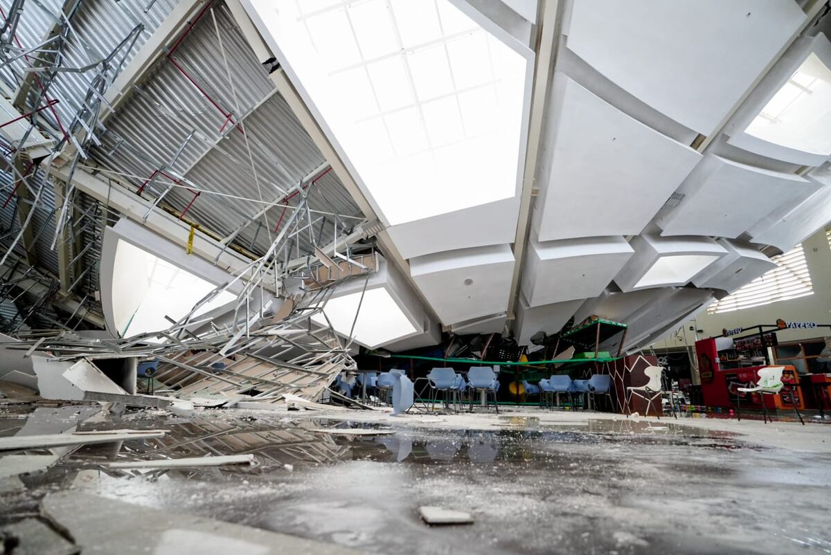 Antes de la llegada de bomberos y personal de rescate, los asistentes al mall del grupo Intercorp fueron los primeros en intentar evacuar a los heridos. / Gobierno regional de La Libertad