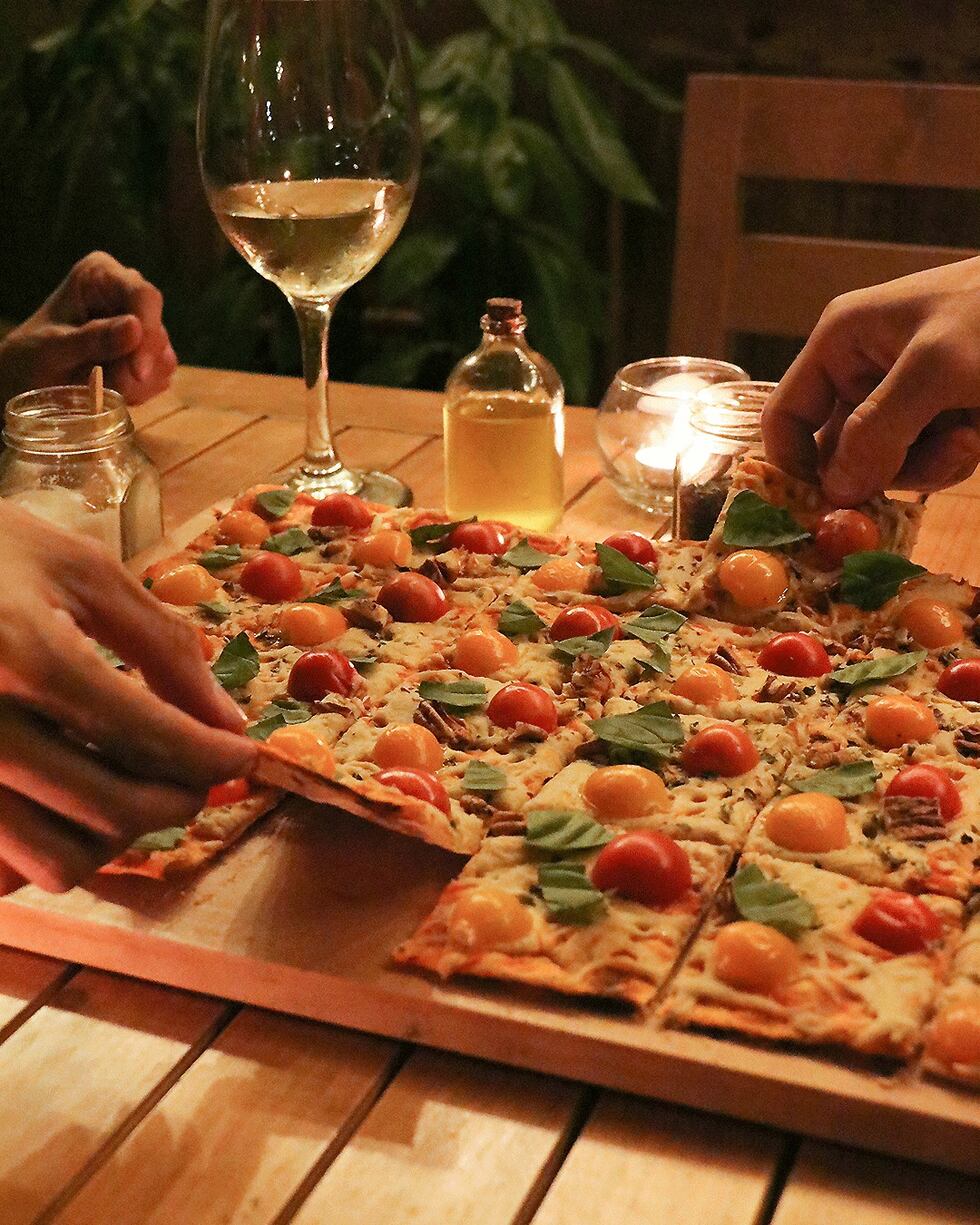 Veggie Pizza ofrece una opción deliciosa de pizzas ligeras. Con una base crujiente, salsa de tomate fresca y una mezcla de ingredientes 100% vegetales, brinda una explosión de frescura y sabor en cada bocado. Por ser suscriptor de El Comercio, obtén 50% de descuento en pizzas grandes para disfrutar las veces que quieras.