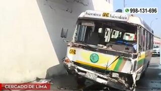 Cercado de Lima: Chocan a dos policías en moto a la altura del puente del Ejército y quedan gravemente heridos | VIDEO 