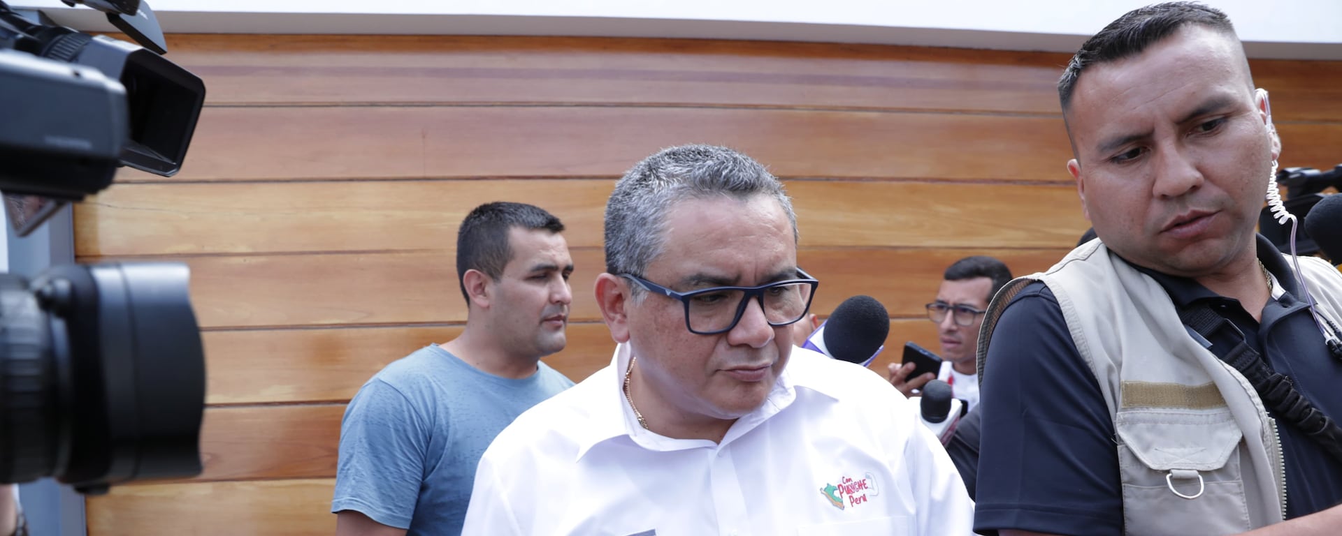 Exministro Santiváñez parte a Estados Unidos, pero asegura que volverá en abril y definirá postulación