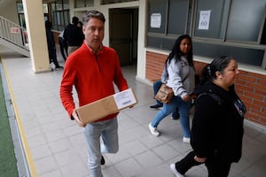 Abren los colegios electorales en Chile para el balotaje presidencial entre Jara y Kast