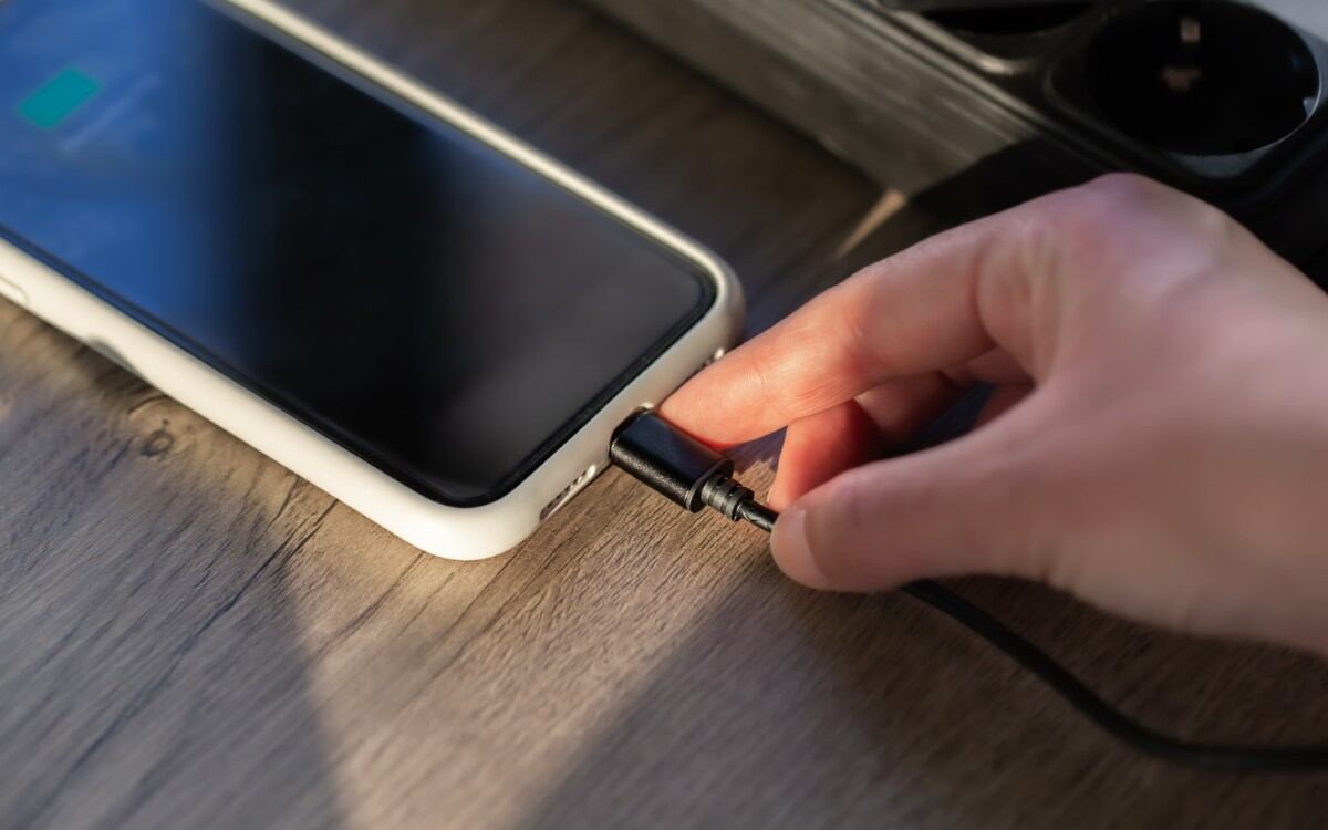 Activar el modo avión antes de cargar el celular apaga las conexiones inalámbricas y puede reducir el tiempo de carga. (Foto referencial: Freepik)