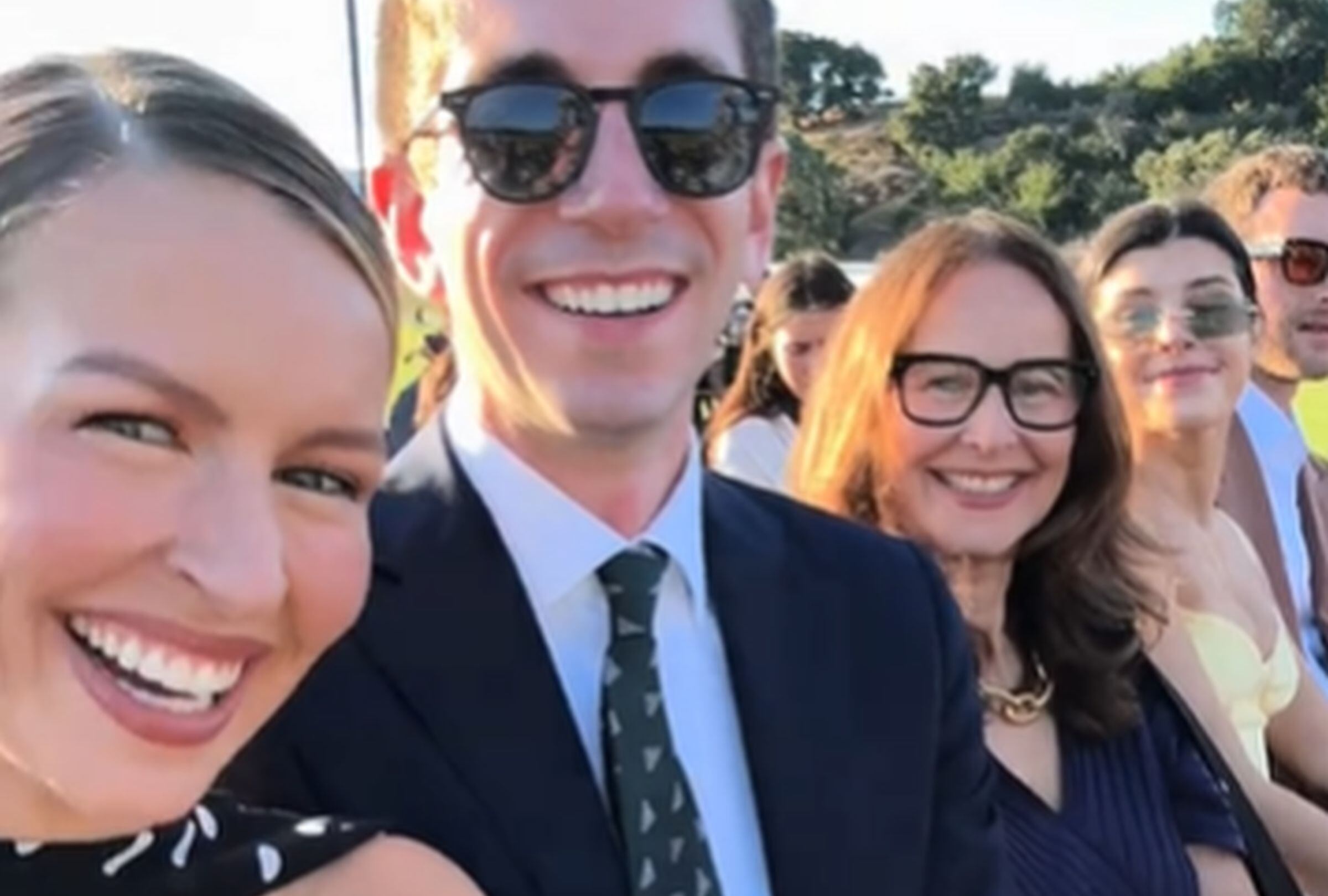 Esta imagen muestra a Serena Kerrigan con unos amigos en una de las bodas a las que asistió. (Foto: @serenakerrigan / TikTok)