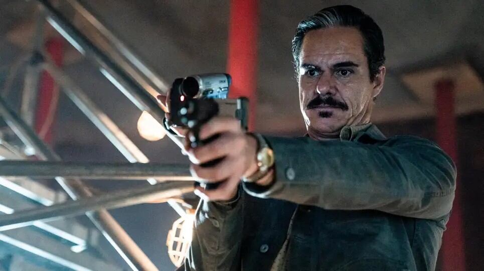 Lalo Salamanca filmando y apuntando con un arma de fuego (Foto: Sony Pictures Animation)