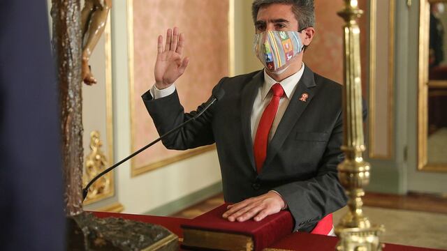 La historia detrás de la curiosa mascarilla que usa el Ministro de Cultura, Alejandro Neyra 