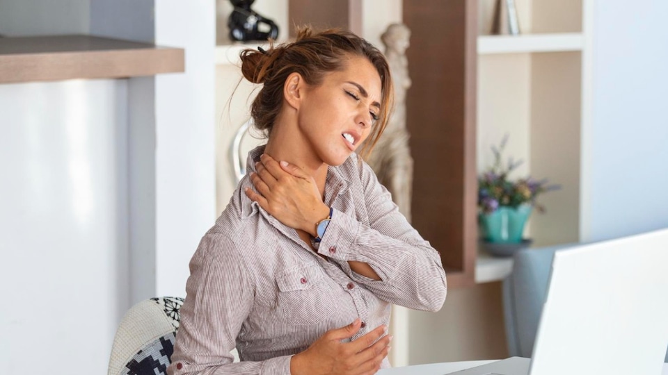 Sentarte mal podría estar dañando tu cuerpo: cómo hacerlo correctamente, según expertos en salud