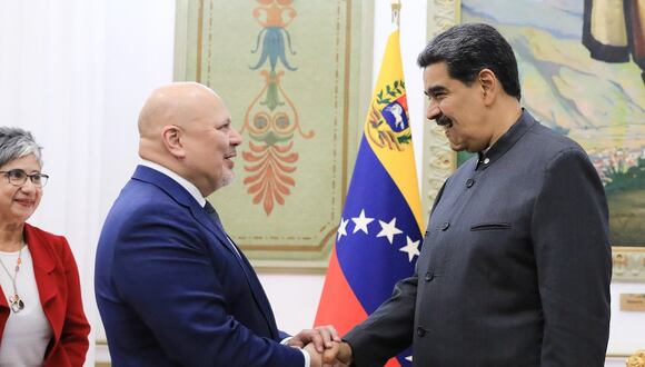 El presidente de Venezuela, Nicolás Maduro, y el fiscal de la Corte Penal Internacional (CPI), Karim Khan, antes de una reunión privada en el palacio presidencial de Miraflores en Caracas el 8 de junio de 2023. (Foto de ZURIMAC CAMPOS / Presidencia de Venezuela / AFP)