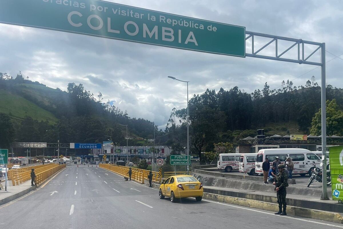 Agentes de la Policía ecuatoriana resguardan una de las vías que comunican Ecuador y Colombia, en medio del conflicto armado interno en Ecuador. (Foto de Twitter/X @COL_EJERCITO)