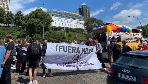 Manifestantes recibieron con protestas a presidente de Argentina, Javier Milei en Hamburgo. (Foto: X)