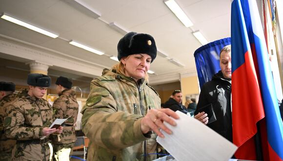 Un miembro del servicio emite su voto en las elecciones presidenciales de Rusia en Moscú el 15 de marzo de 2024. (Foto de NATALIA KOLESNIKOVA / AFP)