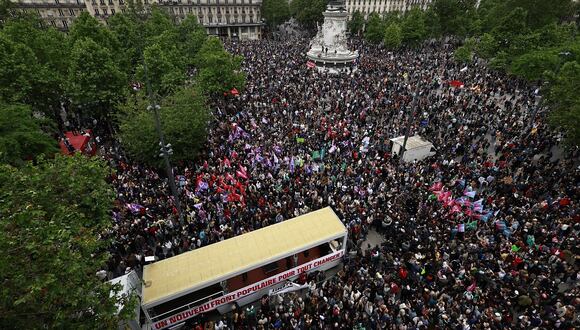 Manifestantes se reúnen durante una protesta contra la extrema derecha después de que Emmanuel Macron convocara elecciones legislativas, en París el 15 de junio de 2024. (Foto de Sameer Al-Doumy / AFP)