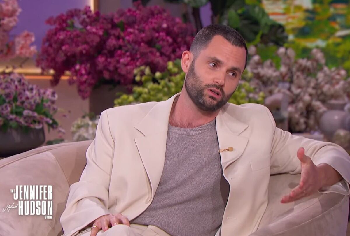 Penn Badgley recordó la vez que se le olvidó el Himno Nacional en plena actuación. | Crédito: Jennifer Hudson Show