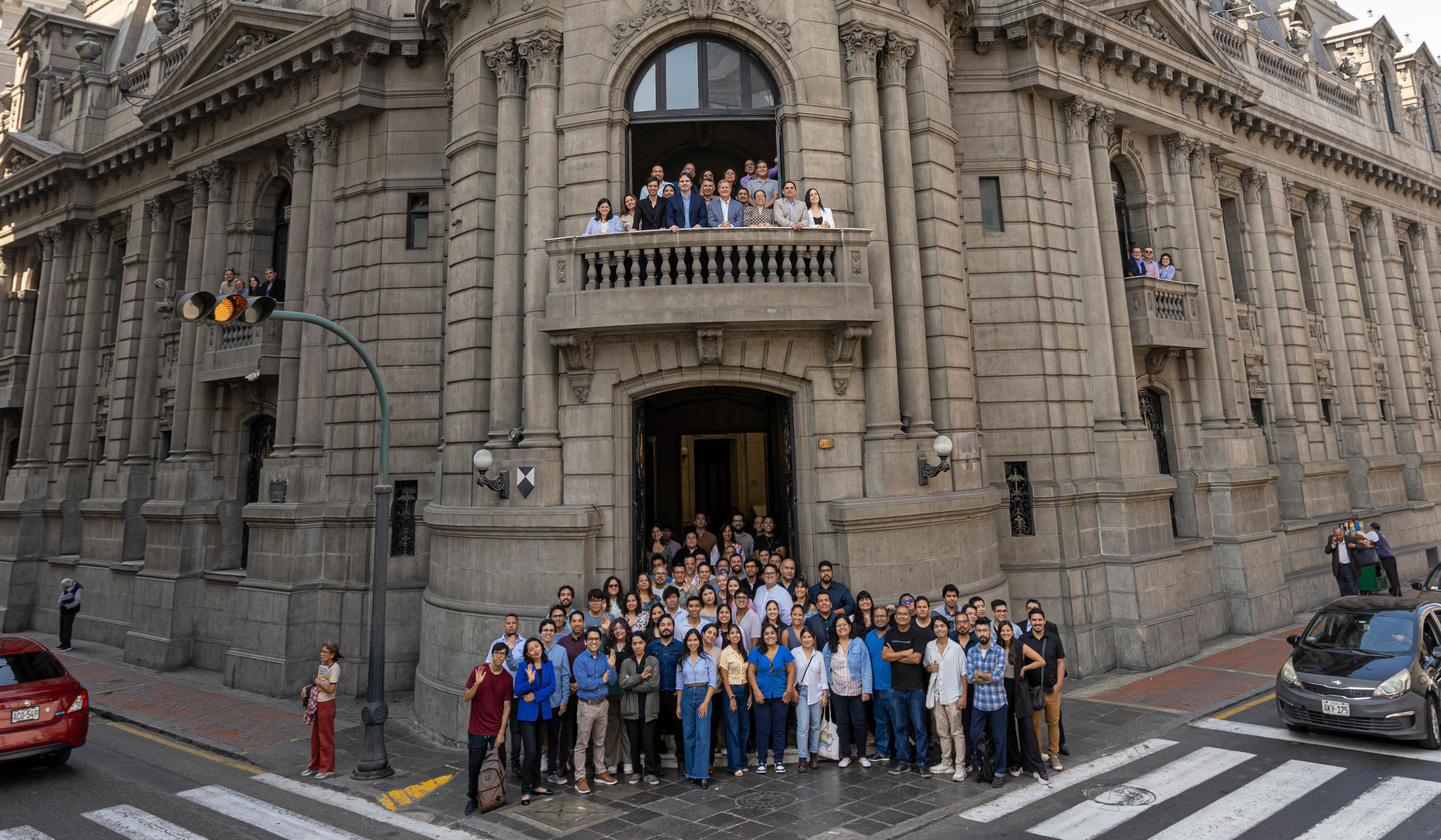 23 DE ABRIL DEL 2024
REUNION periodistas MIEMBROS DE LA REDACCION DEL DIARIO EL COMERCIO EN LA FACHADA DE LA SEDE CENTRAL DEL DIARIO EN EL JIRON LAMPA DEL CERCADO DE LIMA CON MOTIVO DEL ANIVERSARIO 185 DEL PERIODICO MAS ANTIGUO DE SUDAMERICA
FOTOS RICHARD HIRANO