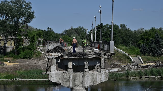 Un puente bajo control ruso quedó “inutilizable” por bombardeo ucraniano