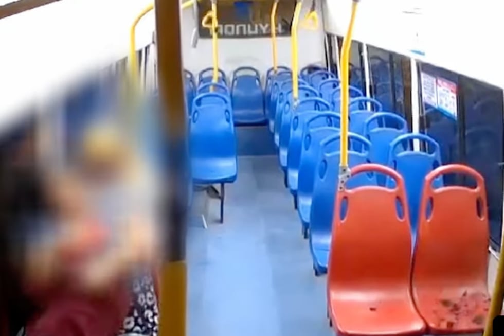 El ataque al bus ocurrió cerca de las 5:45 a. m. a la altura de la cuarta etapa del Asentamiento Humano Enace, en el distrito Veintiséis de Octubre. Foto: captura Latina Noticias