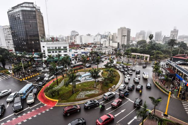 El nuevo cobro, establecido mediante la Ordenanza N° 635/MM, busca regular el uso de espacios públicos y reducir la informalidad, pero ha sido cuestionado por su justificación legal y técnica.