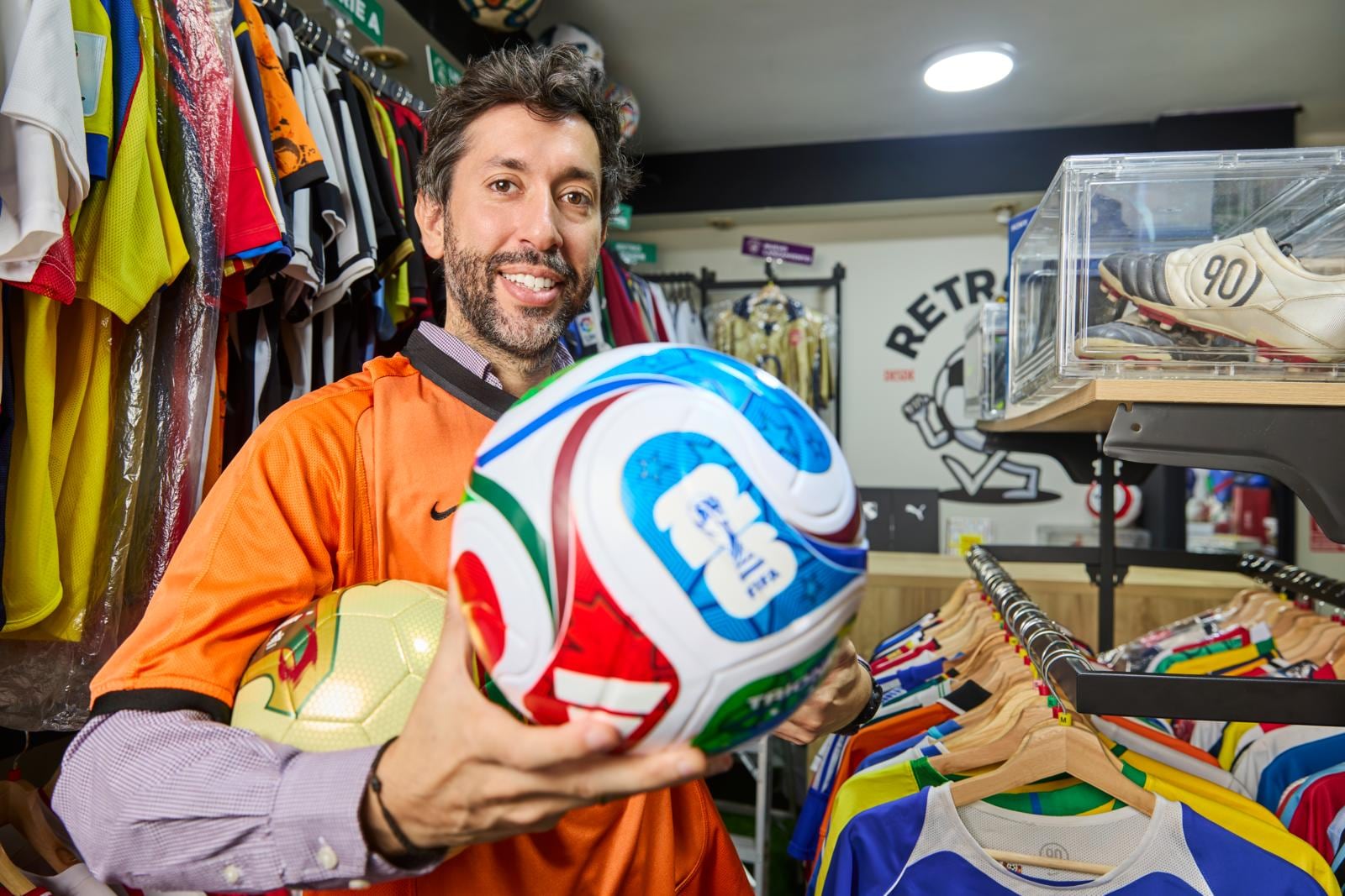 Martín Chávez, fundador de Retro FC, emprendimiento especializado en camisetas retro originales.