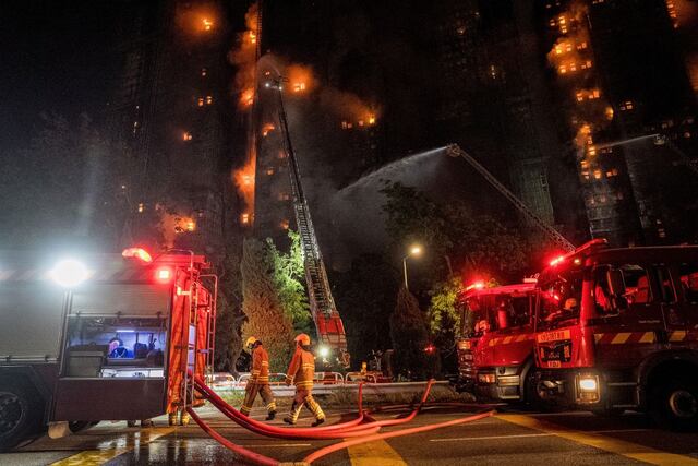 Los bomberos continúan luchando contra el fuego, que supera ya las ocho horas de duración y afecta a cuatro bloques del vecindario. Foto: AFP