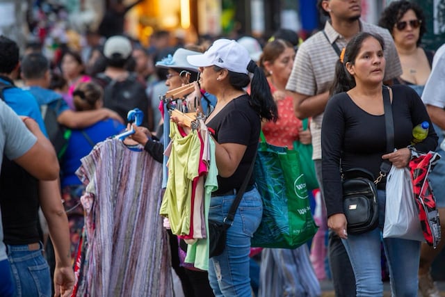 El comercio ambulatorio y las galerías concentran a cientos de compradores por las fiestas de fin de año. Foto: Fernando Sangama / @photo.gec