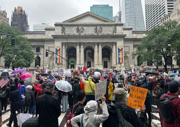 Personas se manifiestan durante una protesta contra el gobierno de Donald Trump este sábado, frente a la frente a la Biblioteca Pública de Nueva York (EE.UU.). Foto: EFE