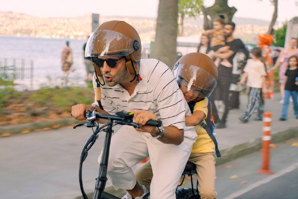 Firat (Kaan Urgancioglu) y Can (Mert Ege Ak) pasan tiempo de calidad en la secuela de la película turca "Un lugar seguro" (Foto: Netflix)