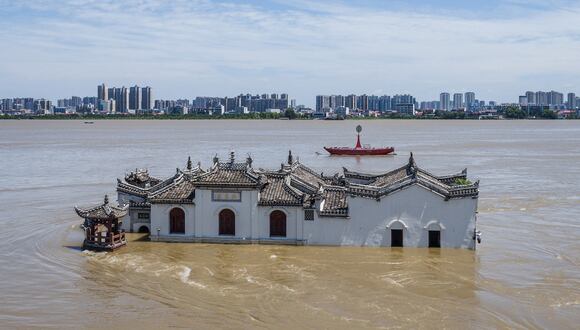 Una vista aérea de un templo de Guanyin parcialmente sumergido en las inundaciones en el crecido río Yangtze, en Ezhou, en la provincia de Hubei, en el centro de China. (Foto de AFP)