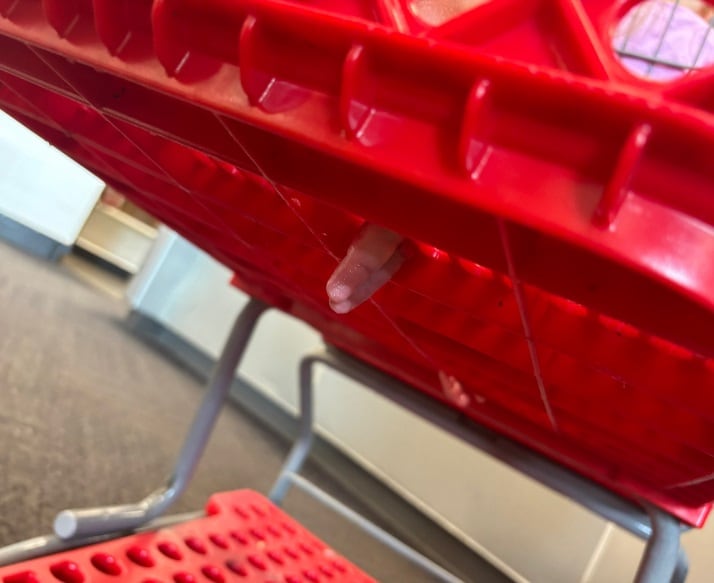 A pesar de los esfuerzos de Emily y los empleados de la tienda, no pudieron sacar el dedo de la niña. (Foto: @emannem13)