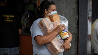 Venezuela: 55 dólares por un mes de trabajo como abogada, locutora y peluquera