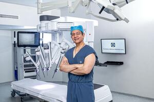 Conoce al único médico peruano que ha realizado más de 100 cirugías robóticas