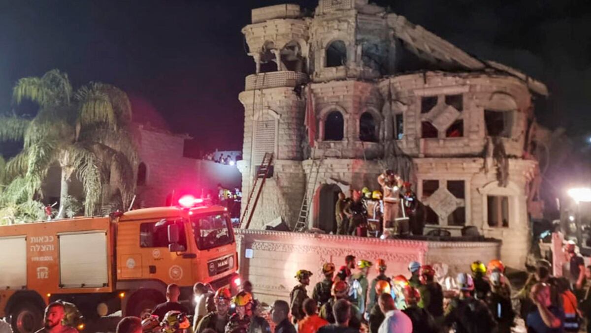 Irán ataca Israel: al menos tres muertos en un edificio impactado por misil cerca de Haifa