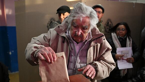 El expresidente de Uruguay José Mujica emite su voto en un colegio electoral durante las elecciones primarias en Montevideo el 30 de junio de 2024.(Foto de Eitan ABRAMOVICH / AFP).