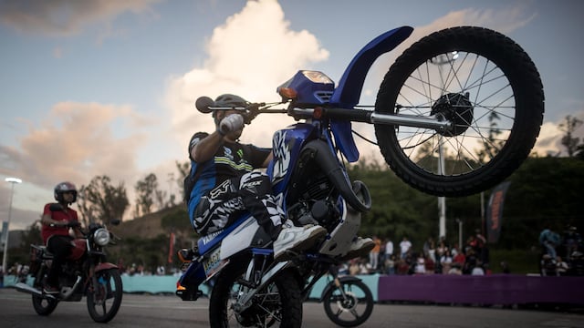 Maduro declara las piruetas en motocicletas como un deporte nacional de Venezuela