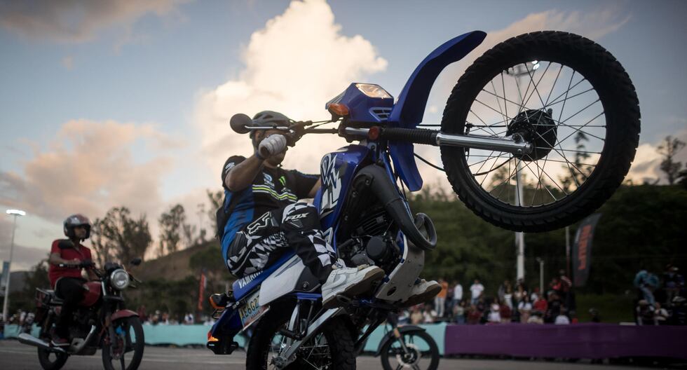 El presidente de Venezuela, Nicolás Maduro, declaró este sábado las piruetas que se hacen a bordo de motocicletas como un deporte nacional, por lo que pidió crear una ley para regular la actividad y la construcción de espacios en todos los municipios del país. (EFE/ Miguel Gutiérrez).