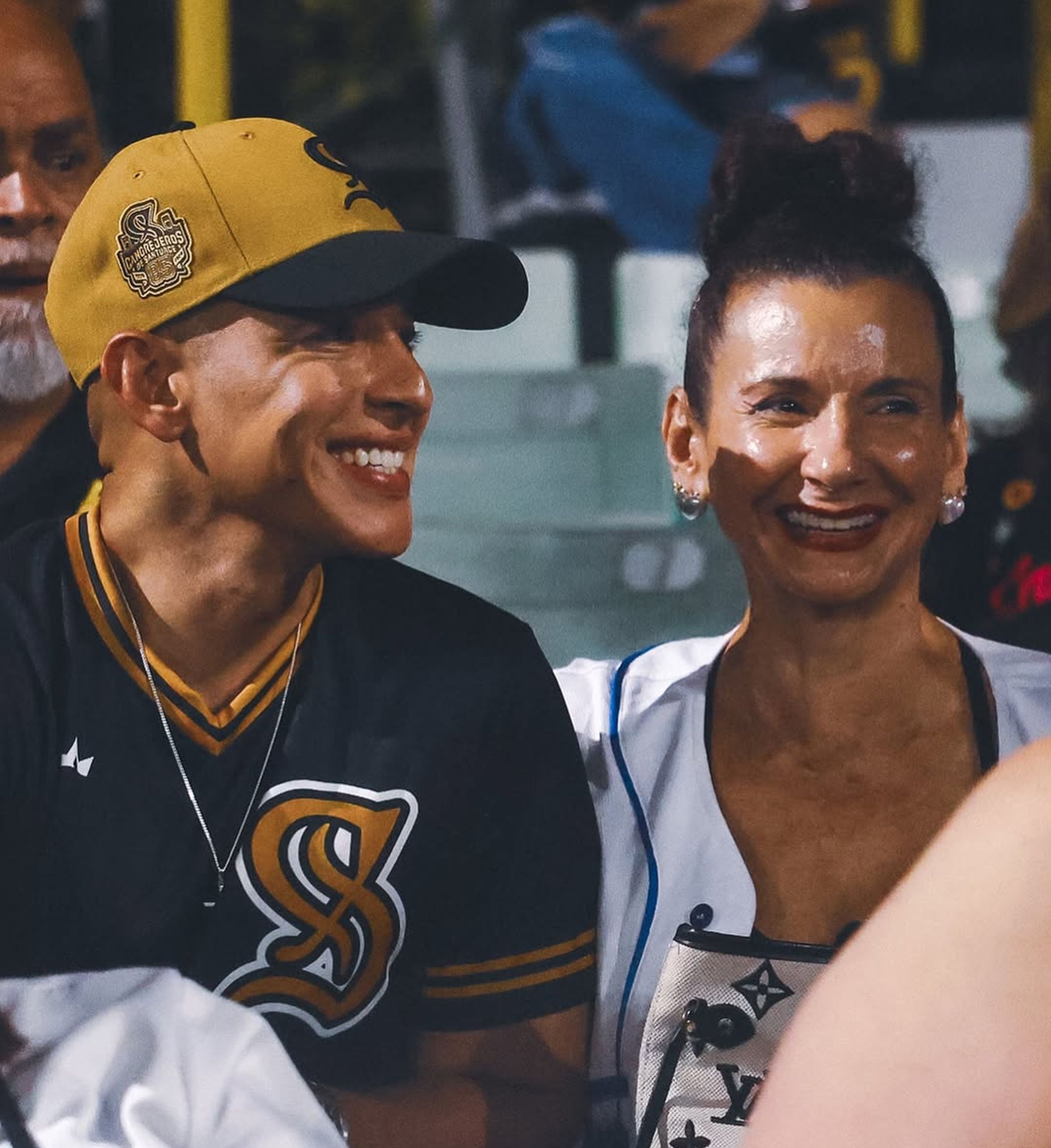 En esta imagen se puede ver a Daddy Yankee feliz con su madre doña Rosa. (Foto: @santurcelbprc / Instagram)