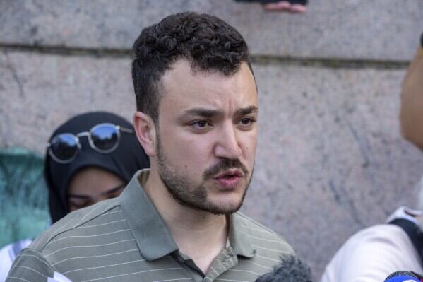 El estudiante Mahmoud Khalil fue visto en un campamento de protesta propalestino en la Universidad de Columbia, en Nueva York, el 29 de abril del 2024. (AP / Ted Shaffrey).