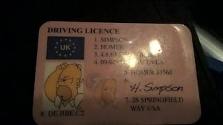 Inglaterra: hombre conducía por las calles con una licencia de Homero Simpson