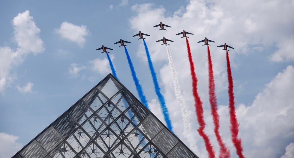 Aviones de la Patrulla de Francia sobrevuelan la Pirámide del Louvre durante el ensayo del desfile militar aéreo antes de las celebraciones por el Día de la Bastilla en París. (EFE/EPA/YOAN VALAT).